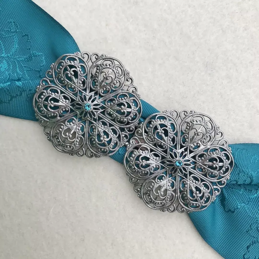 Schürzenschließe mit Swarovski in petrol No. 55 – Bild 1 – Chiemgauer Heimatwerk Trachten-Onlineshop Schürzenschließe mit Swarovski in petrol No. 55 - Bild 1 - Chiemgauer Heimatwerk Trachten-Onlineshop