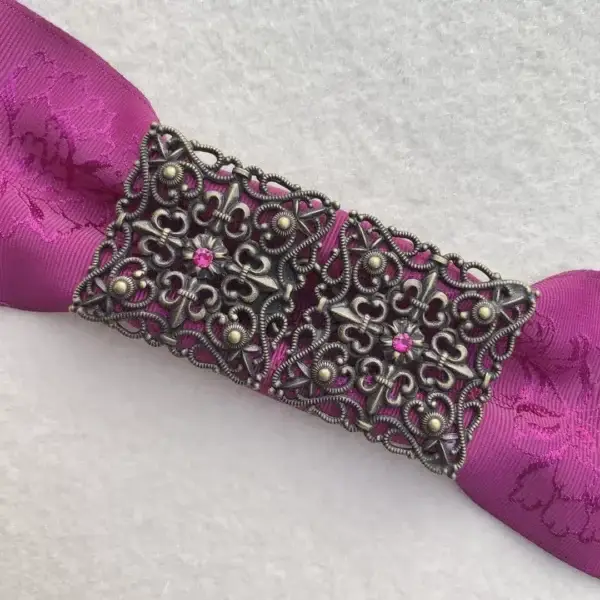 Schürzenschließe mit Swarovski in pink No. 182 – Bild 1 – Chiemgauer Heimatwerk Trachten-Onlineshop Schürzenschließe mit Swarovski in pink No. 182 - Bild 1 - Chiemgauer Heimatwerk Trachten-Onlineshop