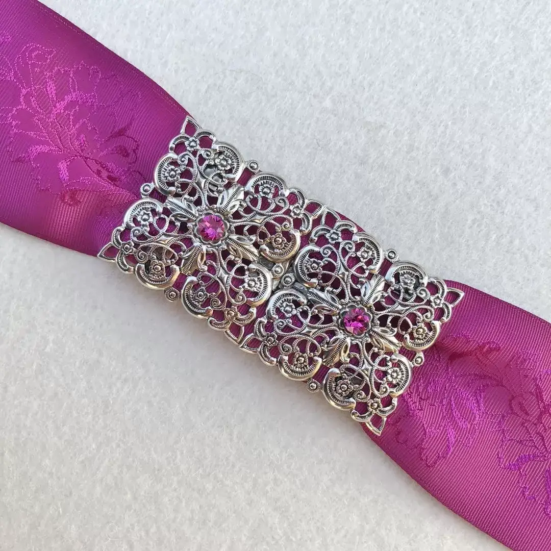 Schürzenschließe mit Swarovski in pink No. 99 – Bild 1 – Chiemgauer Heimatwerk Trachten-Onlineshop Schürzenschließe mit Swarovski in pink No. 99 - Bild 1 - Chiemgauer Heimatwerk Trachten-Onlineshop
