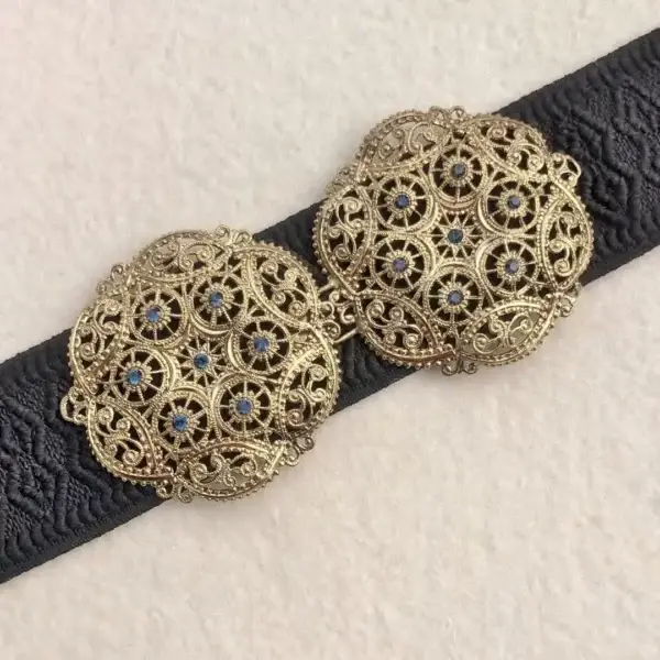 Schürzenschließe mit Swarovski in rauchblau No. 121 – Bild 1 – Chiemgauer Heimatwerk Trachten-Onlineshop Schürzenschließe mit Swarovski in rauchblau No. 121 - Bild 1 - Chiemgauer Heimatwerk Trachten-Onlineshop