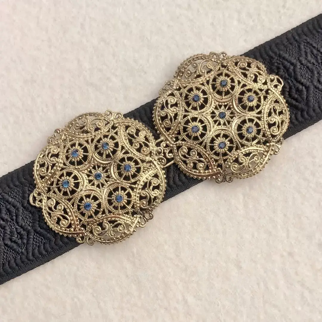 Schürzenschließe mit Swarovski in rauchblau No. 121 – Bild 1 – Chiemgauer Heimatwerk Trachten-Onlineshop Schürzenschließe mit Swarovski in rauchblau No. 121 - Bild 1 - Chiemgauer Heimatwerk Trachten-Onlineshop