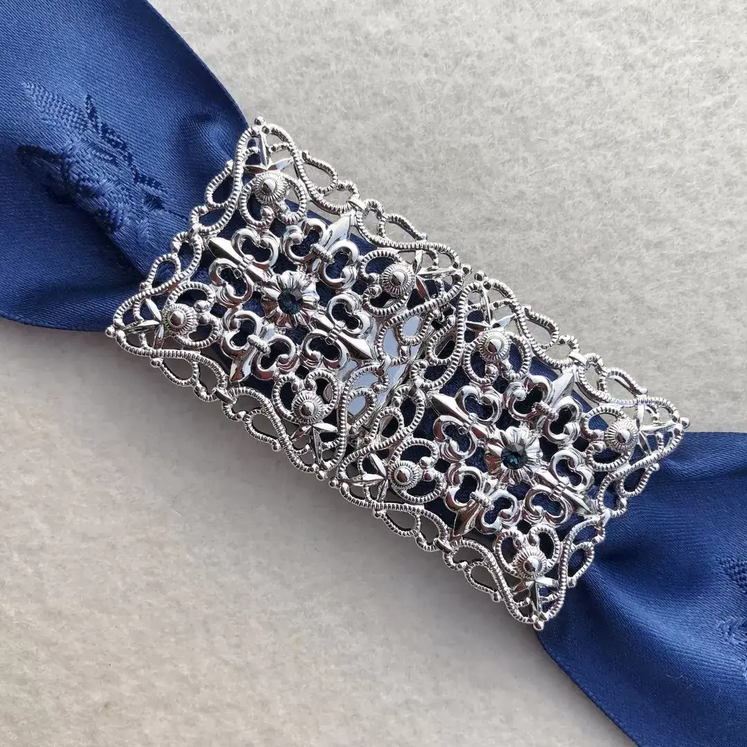 Schürzenschließe mit Swarovski in rauchblau No. 18 – Bild 1 – Chiemgauer Heimatwerk Trachten-Onlineshop Schürzenschließe mit Swarovski in rauchblau No. 18 - Bild 1 - Chiemgauer Heimatwerk Trachten-Onlineshop