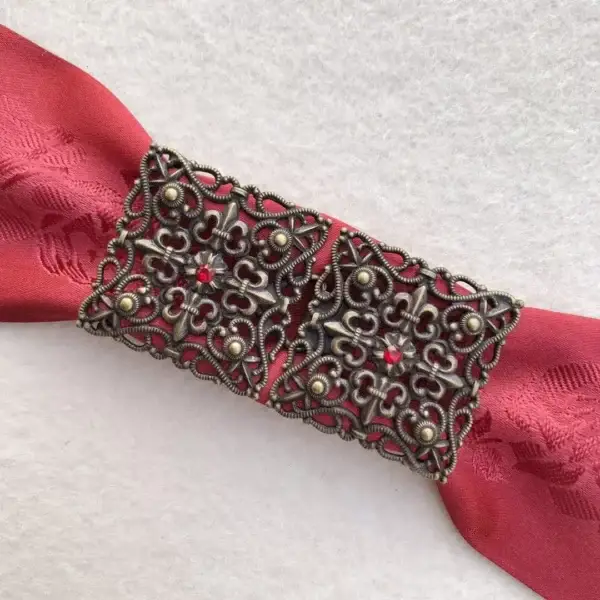 Schürzenschließe mit Swarovski in rot No. 184 – Bild 1 – Chiemgauer Heimatwerk Trachten-Onlineshop Schürzenschließe mit Swarovski in rot No. 184 - Bild 1 - Chiemgauer Heimatwerk Trachten-Onlineshop