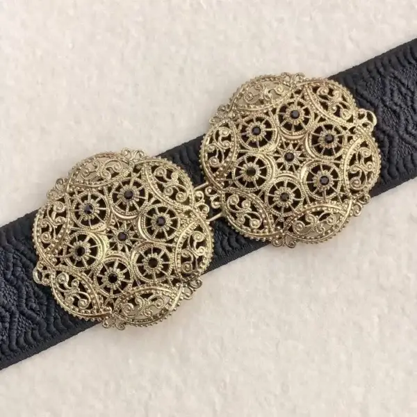 Schürzenschließe mit Swarovski in schwarz No. 125 – Bild 1 – Chiemgauer Heimatwerk Trachten-Onlineshop Schürzenschließe mit Swarovski in schwarz No. 125 - Bild 1 - Chiemgauer Heimatwerk Trachten-Onlineshop