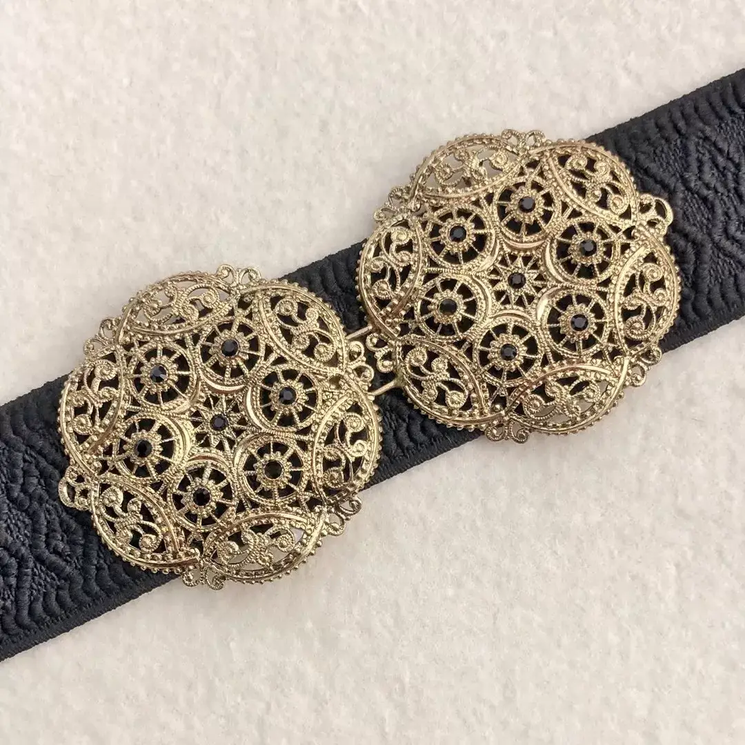 Schürzenschließe mit Swarovski in schwarz No. 125 – Bild 1 – Chiemgauer Heimatwerk Trachten-Onlineshop Schürzenschließe mit Swarovski in schwarz No. 125 - Bild 1 - Chiemgauer Heimatwerk Trachten-Onlineshop