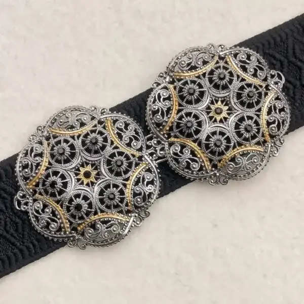 Schürzenschließe mit Swarovski in schwarz No. 128 – Bild 1 – Chiemgauer Heimatwerk Trachten-Onlineshop Schürzenschließe mit Swarovski in schwarz No. 128 - Bild 1 - Chiemgauer Heimatwerk Trachten-Onlineshop
