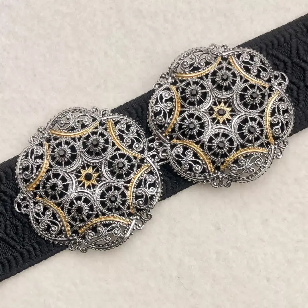 Schürzenschließe mit Swarovski in schwarz No. 128 – Bild 1 – Chiemgauer Heimatwerk Trachten-Onlineshop Schürzenschließe mit Swarovski in schwarz No. 128 - Bild 1 - Chiemgauer Heimatwerk Trachten-Onlineshop
