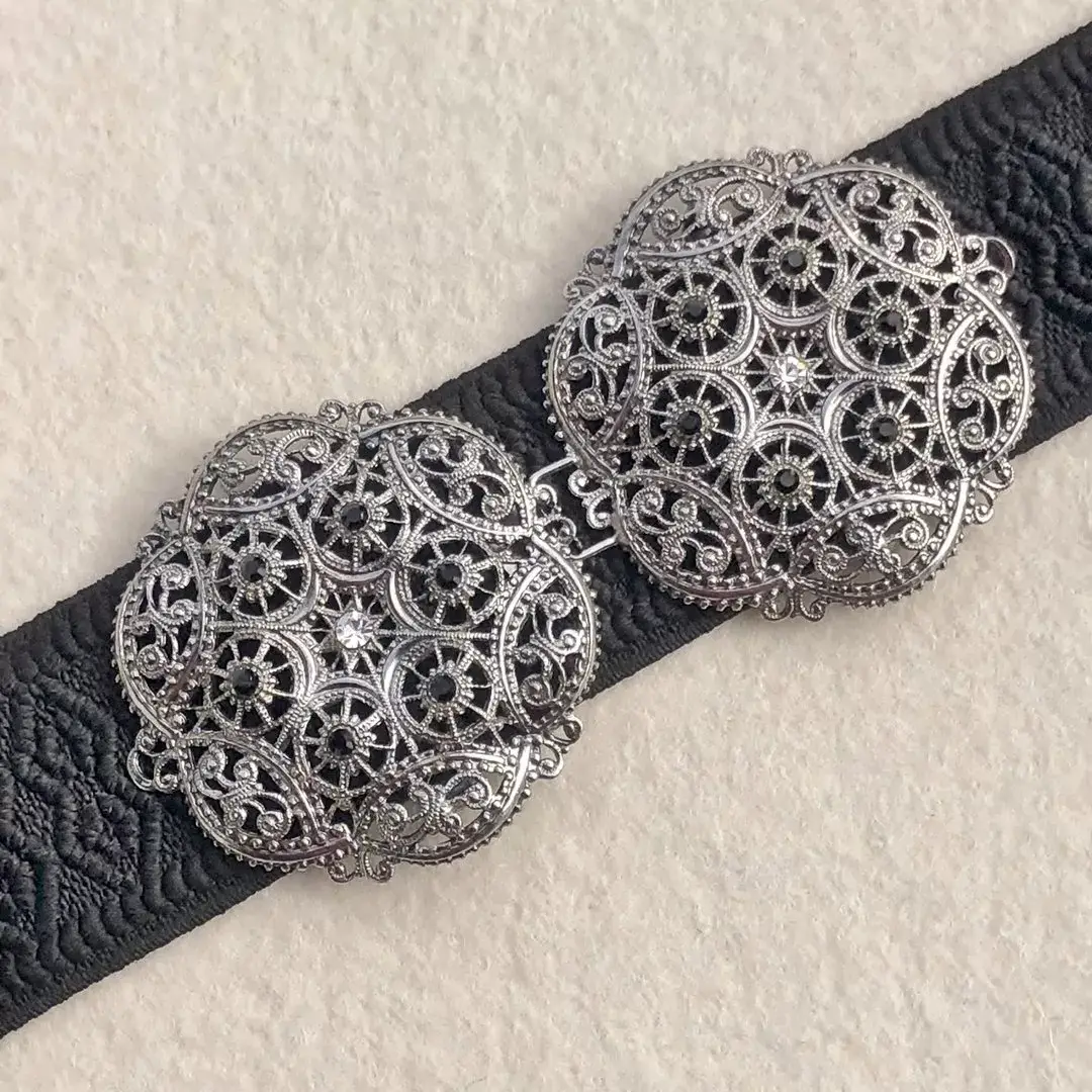 Schürzenschließe mit Swarovski in schwarz No. 143 – Bild 1 – Chiemgauer Heimatwerk Trachten-Onlineshop Schürzenschließe mit Swarovski in schwarz No. 143 - Bild 1 - Chiemgauer Heimatwerk Trachten-Onlineshop