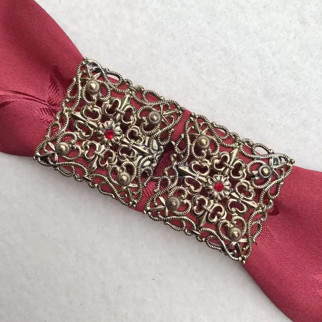 Schürzenschließe mit Swarovski in weinrot No. 175 – Bild 1 – Chiemgauer Heimatwerk Trachten-Onlineshop Schürzenschließe mit Swarovski in weinrot No. 175 - Bild 1 - Chiemgauer Heimatwerk Trachten-Onlineshop