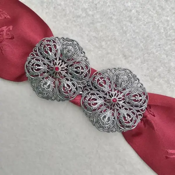 Schürzenschließe mit Swarovski in weinrot No. 57 – Bild 1 – Chiemgauer Heimatwerk Trachten-Onlineshop Schürzenschließe mit Swarovski in weinrot No. 57 - Bild 1 - Chiemgauer Heimatwerk Trachten-Onlineshop