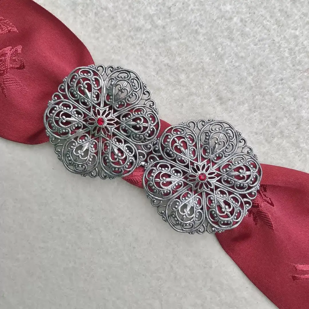 Schürzenschließe mit Swarovski in weinrot No. 57 – Bild 1 – Chiemgauer Heimatwerk Trachten-Onlineshop Schürzenschließe mit Swarovski in weinrot No. 57 - Bild 1 - Chiemgauer Heimatwerk Trachten-Onlineshop