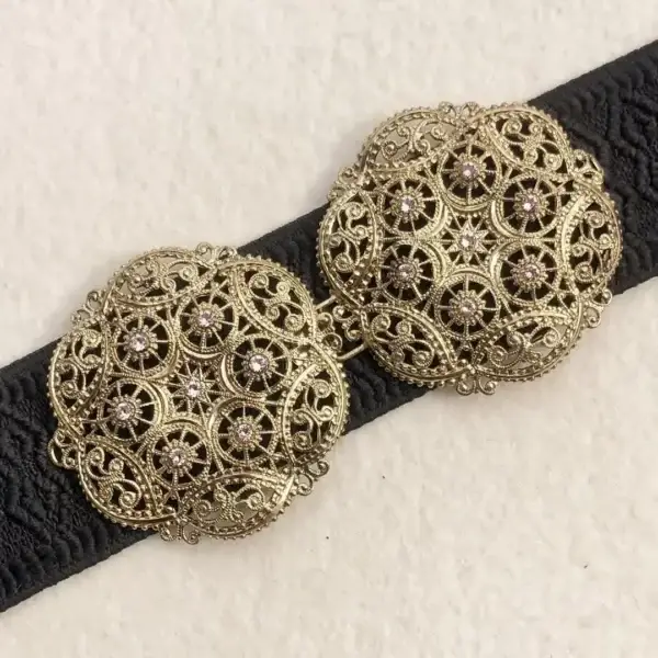 Schürzenschließe mit Swarovski in zartrosa No. 127 – Bild 1 – Chiemgauer Heimatwerk Trachten-Onlineshop Schürzenschließe mit Swarovski in zartrosa No. 127 - Bild 1 - Chiemgauer Heimatwerk Trachten-Onlineshop