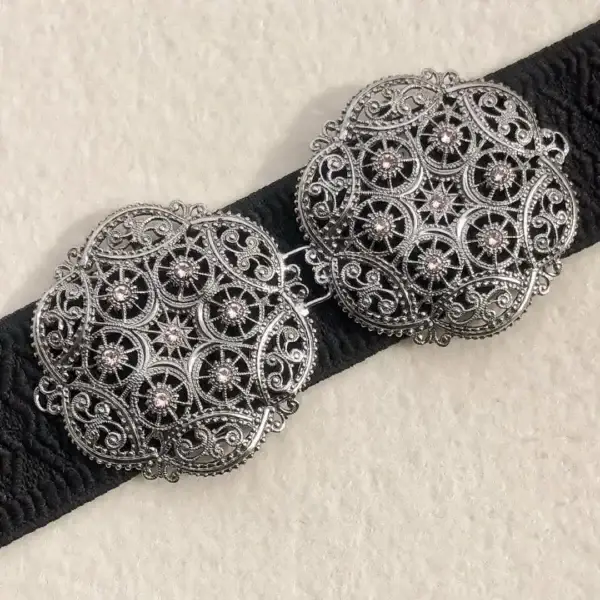 Schürzenschließe mit Swarovski in zartrosa No. 144 – Bild 1 – Chiemgauer Heimatwerk Trachten-Onlineshop Schürzenschließe mit Swarovski in zartrosa No. 144 - Bild 1 - Chiemgauer Heimatwerk Trachten-Onlineshop