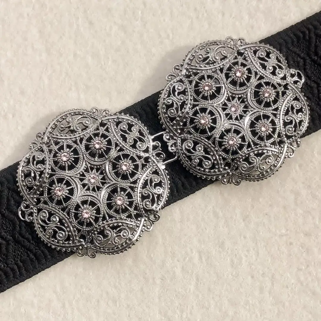 Schürzenschließe mit Swarovski in zartrosa No. 144 – Bild 1 – Chiemgauer Heimatwerk Trachten-Onlineshop Schürzenschließe mit Swarovski in zartrosa No. 144 - Bild 1 - Chiemgauer Heimatwerk Trachten-Onlineshop