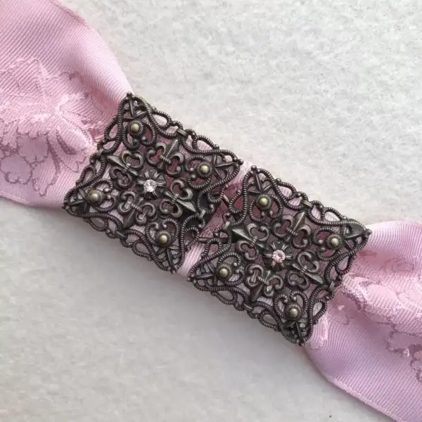 Schürzenschließe mit Swarovski in zartrosa No. 183 – Bild 1 – Chiemgauer Heimatwerk Trachten-Onlineshop Schürzenschließe mit Swarovski in zartrosa No. 183 - Bild 1 - Chiemgauer Heimatwerk Trachten-Onlineshop