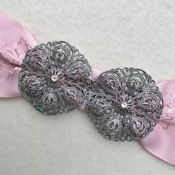Schürzenschließe mit Swarovski in zartrosa No. 51 – Bild 1 – Chiemgauer Heimatwerk Trachten-Onlineshop Schürzenschließe mit Swarovski in zartrosa No. 51 - Bild 1 - Chiemgauer Heimatwerk Trachten-Onlineshop