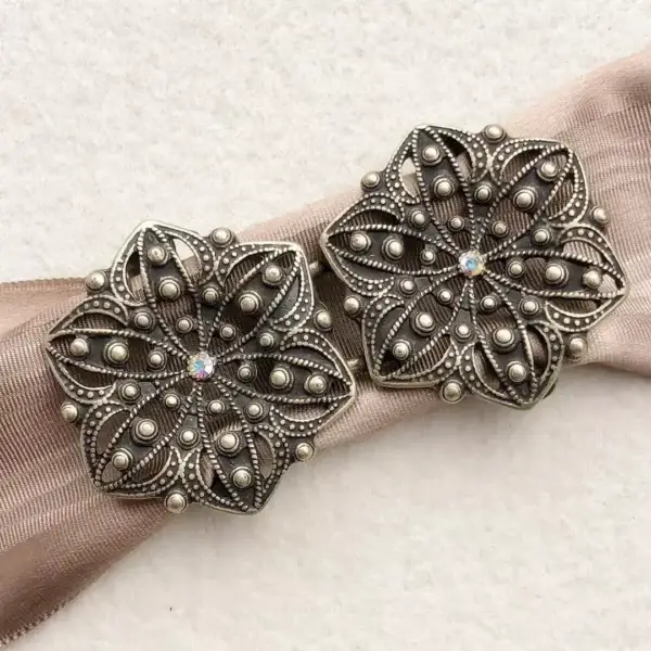 Schürzenschließe mit Swarovski kristallAB No. 12 - Bild 1 - Chiemgauer Heimatwerk Trachten-Onlineshop