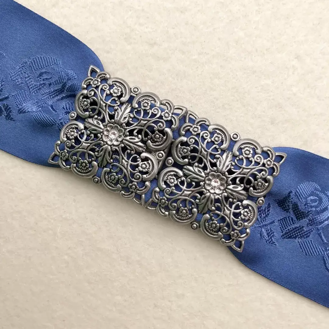 Schürzenschließe mit Swarovski kristallweiß No. 59 – Bild 1 – Chiemgauer Heimatwerk Trachten-Onlineshop Schürzenschließe mit Swarovski kristallweiß No. 59 - Bild 1 - Chiemgauer Heimatwerk Trachten-Onlineshop