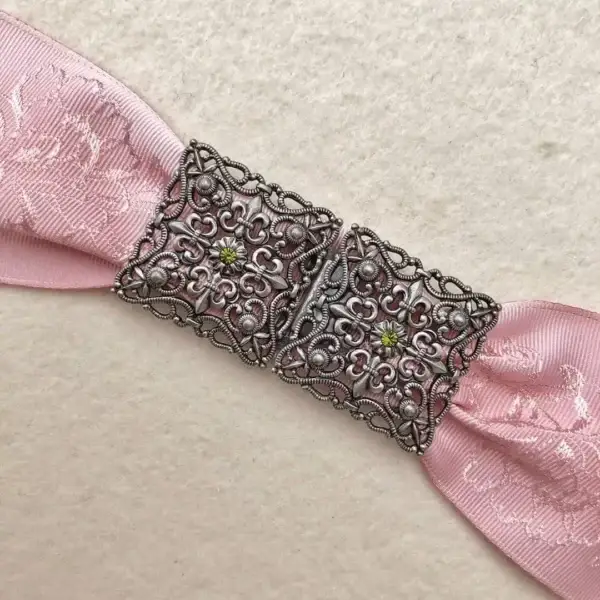 Schürzenschließe mit Swarovski olivgrün No. 26 – Bild 1 – Chiemgauer Heimatwerk Trachten-Onlineshop Schürzenschließe mit Swarovski olivgrün No. 26 - Bild 1 - Chiemgauer Heimatwerk Trachten-Onlineshop