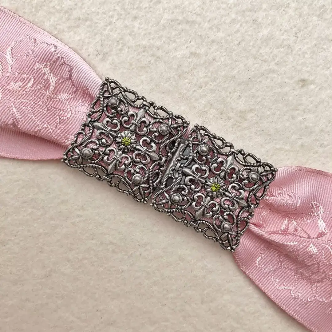 Schürzenschließe mit Swarovski olivgrün No. 26 – Bild 1 – Chiemgauer Heimatwerk Trachten-Onlineshop Schürzenschließe mit Swarovski olivgrün No. 26 - Bild 1 - Chiemgauer Heimatwerk Trachten-Onlineshop