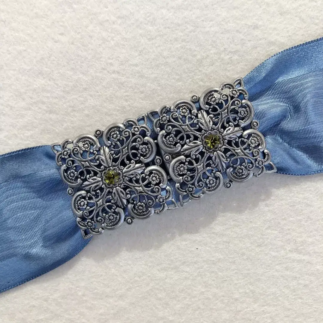 Schürzenschließe mit Swarovski olivgrün No. 76 – Bild 1 – Chiemgauer Heimatwerk Trachten-Onlineshop Schürzenschließe mit Swarovski olivgrün No. 76 - Bild 1 - Chiemgauer Heimatwerk Trachten-Onlineshop
