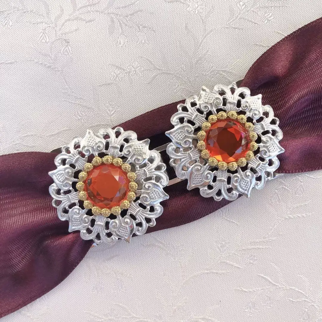Schürzenschließe mit Swarovski orange No. 157 – Bild 1 – Chiemgauer Heimatwerk Trachten-Onlineshop Schürzenschließe mit Swarovski orange No. 157 - Bild 1 - Chiemgauer Heimatwerk Trachten-Onlineshop