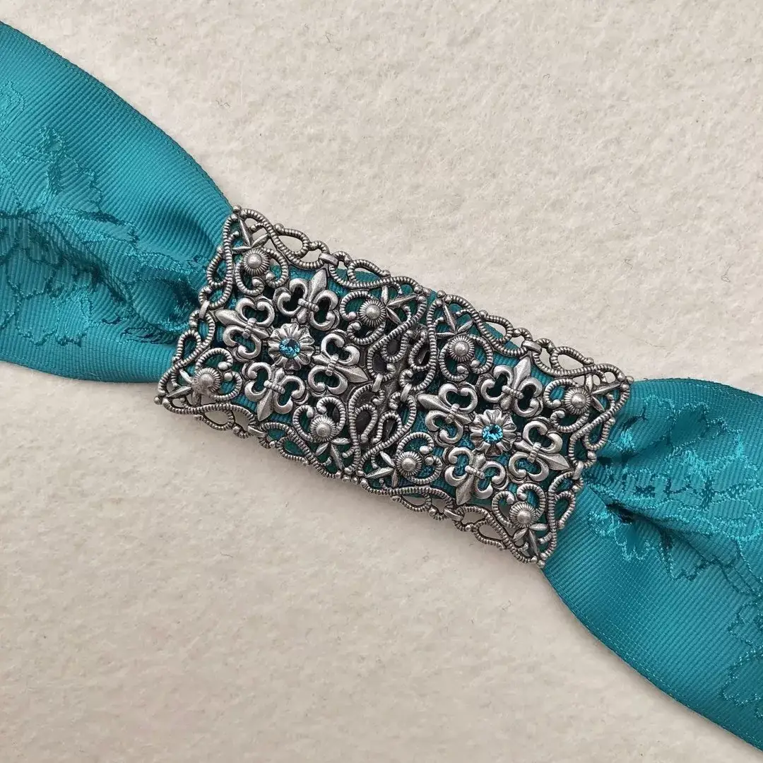Schürzenschließe mit Swarovski petrol No. 28 – Bild 1 – Chiemgauer Heimatwerk Trachten-Onlineshop Schürzenschließe mit Swarovski petrol No. 28 - Bild 1 - Chiemgauer Heimatwerk Trachten-Onlineshop