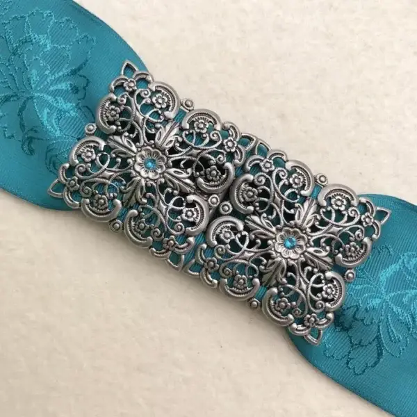 Schürzenschließe mit Swarovski petrol No. 67 – Bild 1 – Chiemgauer Heimatwerk Trachten-Onlineshop Schürzenschließe mit Swarovski petrol No. 67 - Bild 1 - Chiemgauer Heimatwerk Trachten-Onlineshop