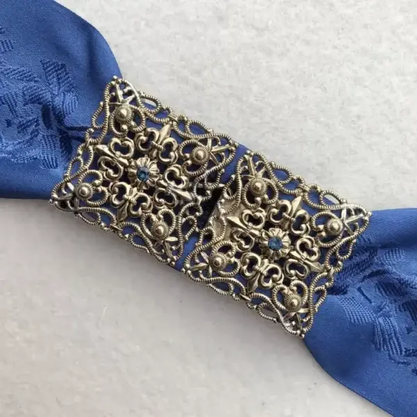 Schürzenschließe mit Swarovski rauchblau No. 169 – Bild 1 – Chiemgauer Heimatwerk Trachten-Onlineshop Schürzenschließe mit Swarovski rauchblau No. 169 - Bild 1 - Chiemgauer Heimatwerk Trachten-Onlineshop