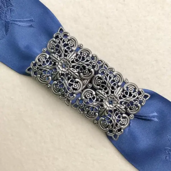 Schürzenschließe mit Swarovski rauchblau No. 62 – Bild 1 – Chiemgauer Heimatwerk Trachten-Onlineshop Schürzenschließe mit Swarovski rauchblau No. 62 - Bild 1 - Chiemgauer Heimatwerk Trachten-Onlineshop