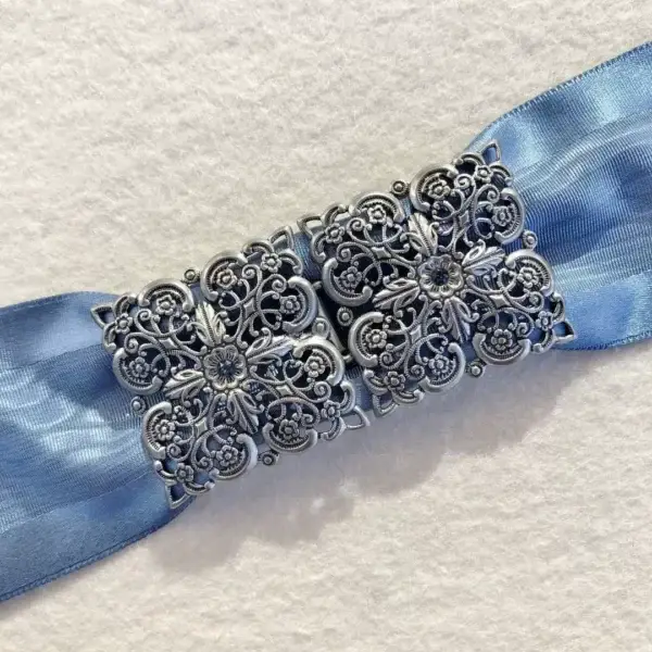 Schürzenschließe mit Swarovski rauchblau No. 74 – Bild 1 – Chiemgauer Heimatwerk Trachten-Onlineshop Schürzenschließe mit Swarovski rauchblau No. 74 - Bild 1 - Chiemgauer Heimatwerk Trachten-Onlineshop
