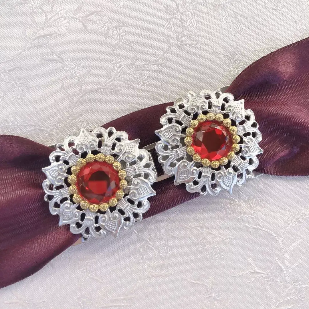 Schürzenschließe mit Swarovski rot No. 158 – Bild 1 – Chiemgauer Heimatwerk Trachten-Onlineshop Schürzenschließe mit Swarovski rot No. 158 - Bild 1 - Chiemgauer Heimatwerk Trachten-Onlineshop