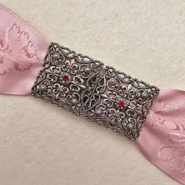 Schürzenschließe mit Swarovski rot No. 31 – Bild 1 – Chiemgauer Heimatwerk Trachten-Onlineshop Schürzenschließe mit Swarovski rot No. 31 - Bild 1 - Chiemgauer Heimatwerk Trachten-Onlineshop