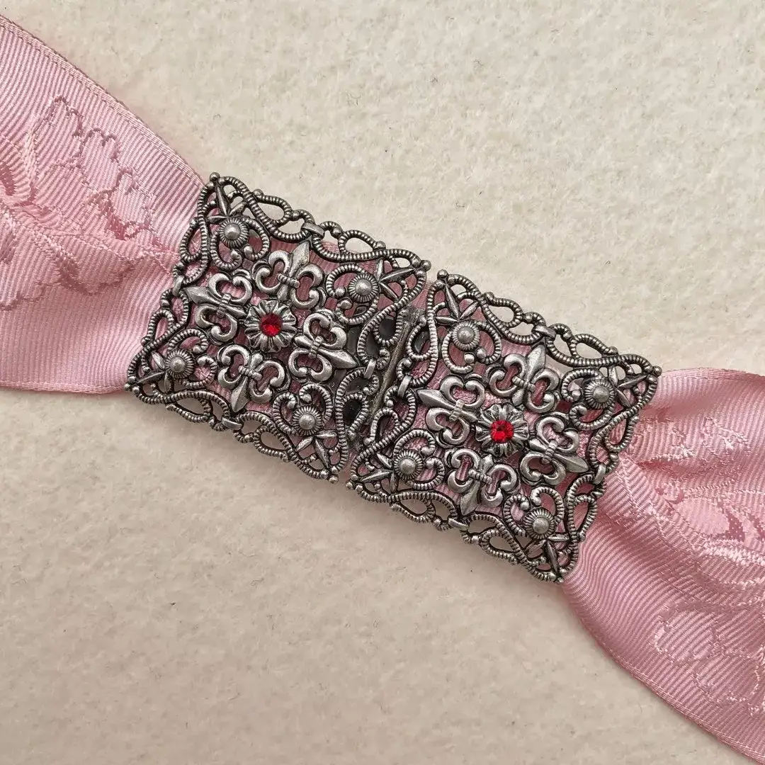 Schürzenschließe mit Swarovski rot No. 31 – Bild 1 – Chiemgauer Heimatwerk Trachten-Onlineshop Schürzenschließe mit Swarovski rot No. 31 - Bild 1 - Chiemgauer Heimatwerk Trachten-Onlineshop