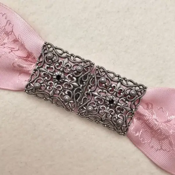 Schürzenschließe mit Swarovski schwarz No. 32 – Bild 1 – Chiemgauer Heimatwerk Trachten-Onlineshop Schürzenschließe mit Swarovski schwarz No. 32 - Bild 1 - Chiemgauer Heimatwerk Trachten-Onlineshop