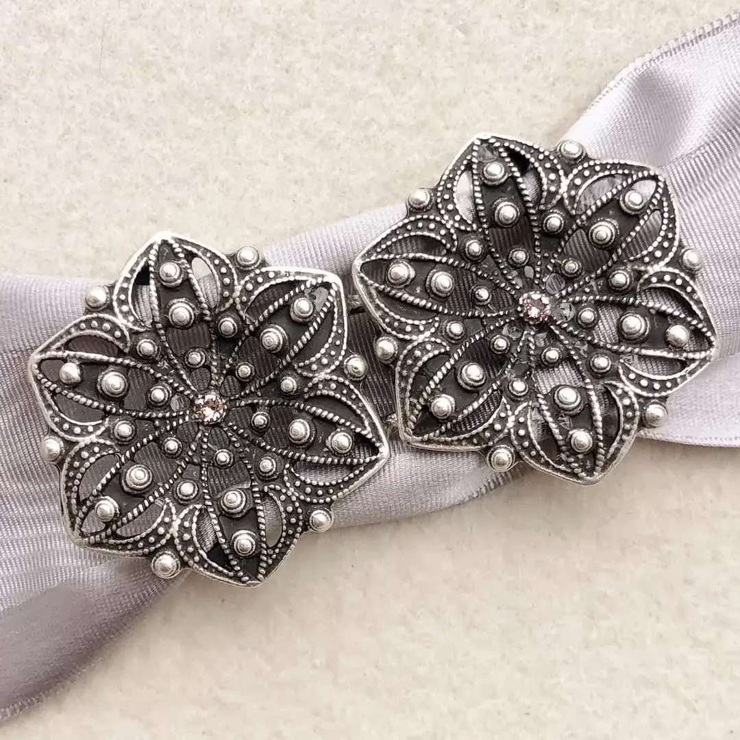 Schürzenschließe mit Swarovski zartrosa No. 11 – Bild 1 – Chiemgauer Heimatwerk Trachten-Onlineshop Schürzenschließe mit Swarovski zartrosa No. 11 - Bild 1 - Chiemgauer Heimatwerk Trachten-Onlineshop