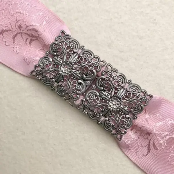 Schürzenschließe mit Swarovski zartrosa No. 66 – Bild 1 – Chiemgauer Heimatwerk Trachten-Onlineshop Schürzenschließe mit Swarovski zartrosa No. 66 - Bild 1 - Chiemgauer Heimatwerk Trachten-Onlineshop
