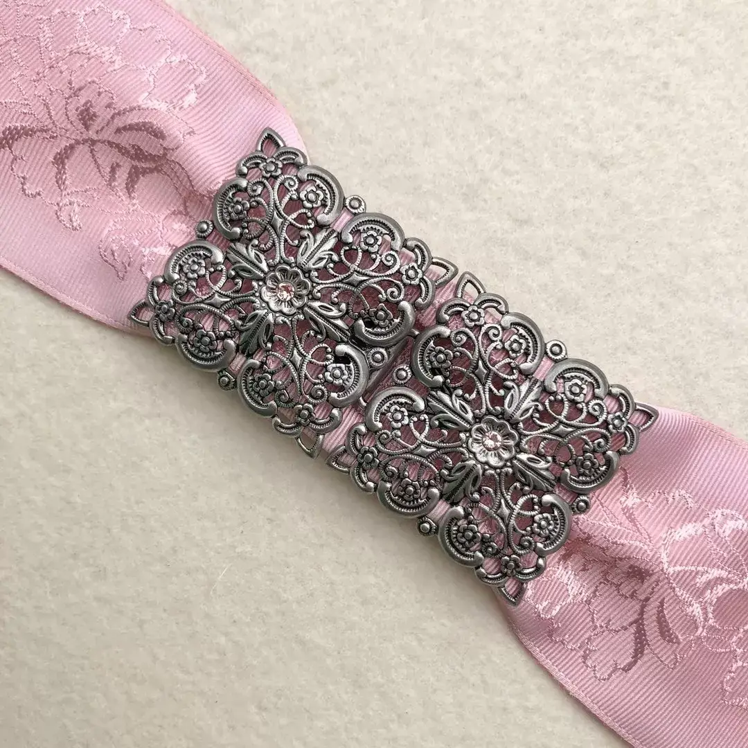 Schürzenschließe mit Swarovski zartrosa No. 66 – Bild 1 – Chiemgauer Heimatwerk Trachten-Onlineshop Schürzenschließe mit Swarovski zartrosa No. 66 - Bild 1 - Chiemgauer Heimatwerk Trachten-Onlineshop