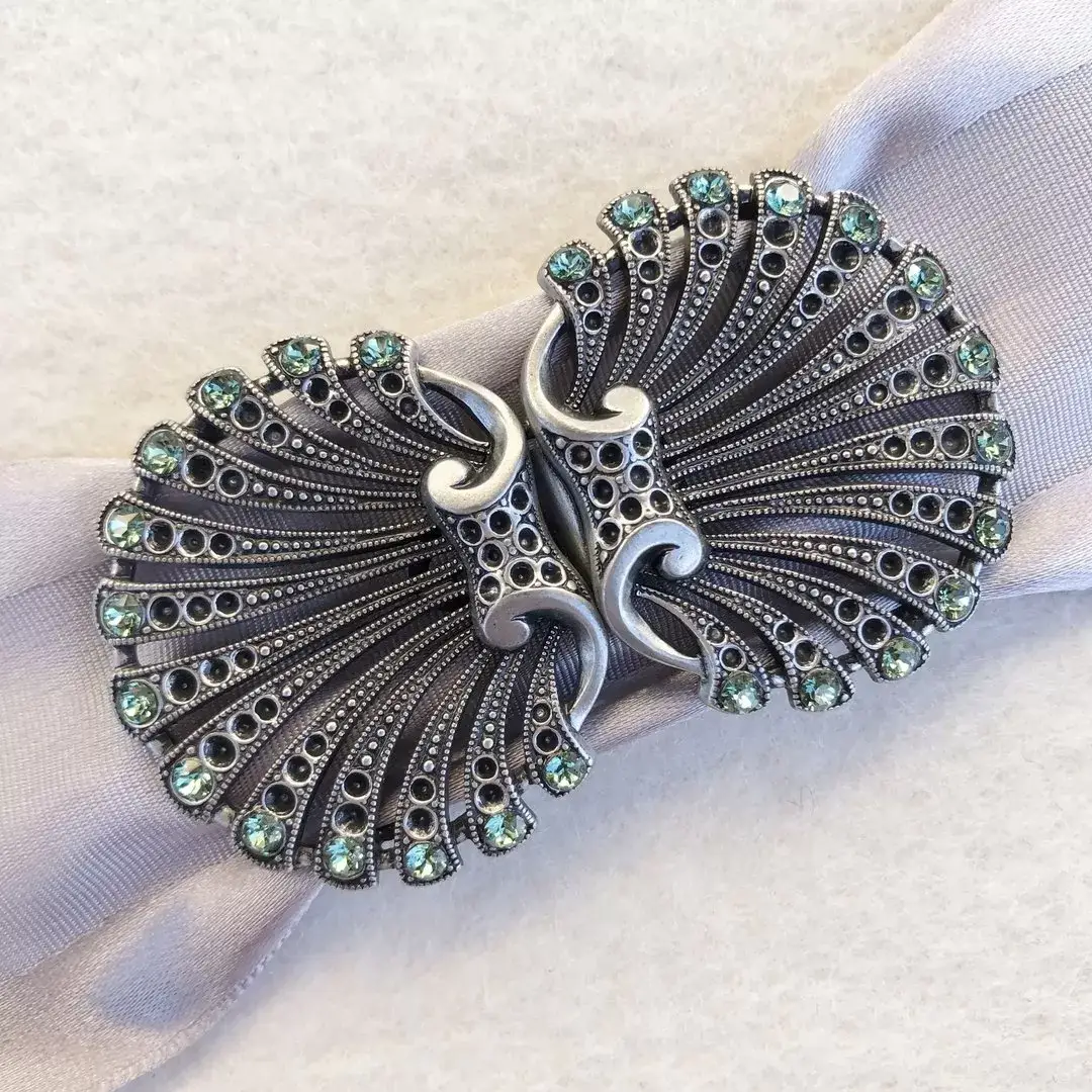 Schürzenschließe Muschel mit Swarovski No. 3 – Bild 1 – Chiemgauer Heimatwerk Trachten-Onlineshop Schürzenschließe Muschel mit Swarovski No. 3 - Bild 1 - Chiemgauer Heimatwerk Trachten-Onlineshop