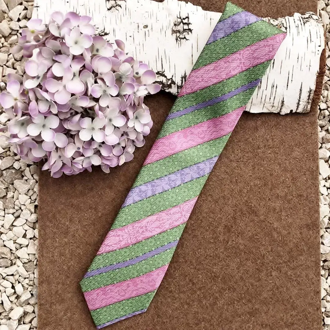 Seidenkrawatte Trachtenkrawatte in grün-rosa No. 4 – Bild 1 – Chiemgauer Heimatwerk Trachten-Onlineshop Seidenkrawatte Trachtenkrawatte in grün-rosa No. 4 - Bild 1 - Chiemgauer Heimatwerk Trachten-Onlineshop