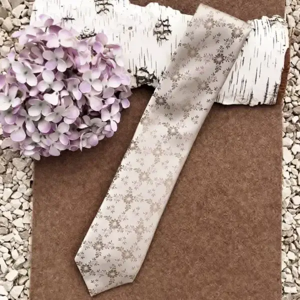 Seidenkrawatte Trachtenkrawatte in taupe No. 15 – Bild 1 – Chiemgauer Heimatwerk Trachten-Onlineshop Seidenkrawatte Trachtenkrawatte in taupe No. 15 - Bild 1 - Chiemgauer Heimatwerk Trachten-Onlineshop