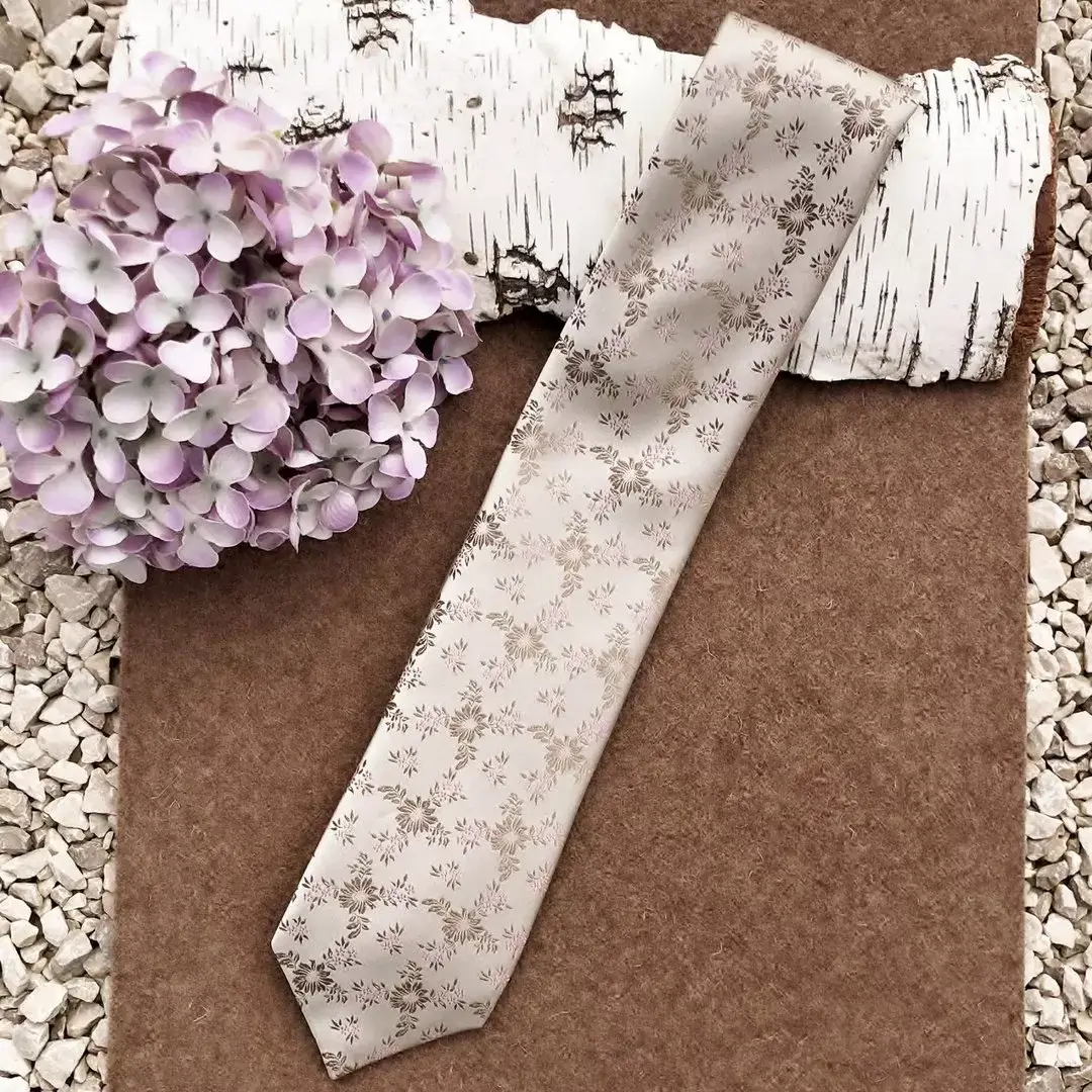 Seidenkrawatte Trachtenkrawatte in taupe No. 15 – Bild 1 – Chiemgauer Heimatwerk Trachten-Onlineshop Seidenkrawatte Trachtenkrawatte in taupe No. 15 - Bild 1 - Chiemgauer Heimatwerk Trachten-Onlineshop