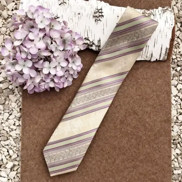Seidenkrawatte Trachtenkrawatte in taupe No. 16 – Bild 1 – Chiemgauer Heimatwerk Trachten-Onlineshop Seidenkrawatte Trachtenkrawatte in taupe No. 16 - Bild 1 - Chiemgauer Heimatwerk Trachten-Onlineshop