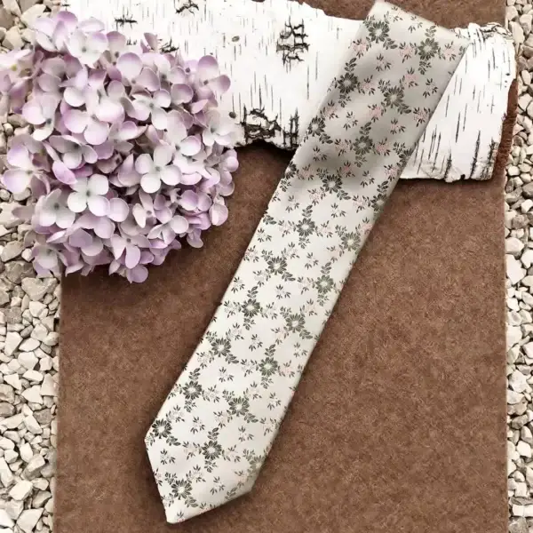Seidenkrawatte Trachtenkrawatte in taupe No. 17 – Bild 1 – Chiemgauer Heimatwerk Trachten-Onlineshop Seidenkrawatte Trachtenkrawatte in taupe No. 17 - Bild 1 - Chiemgauer Heimatwerk Trachten-Onlineshop