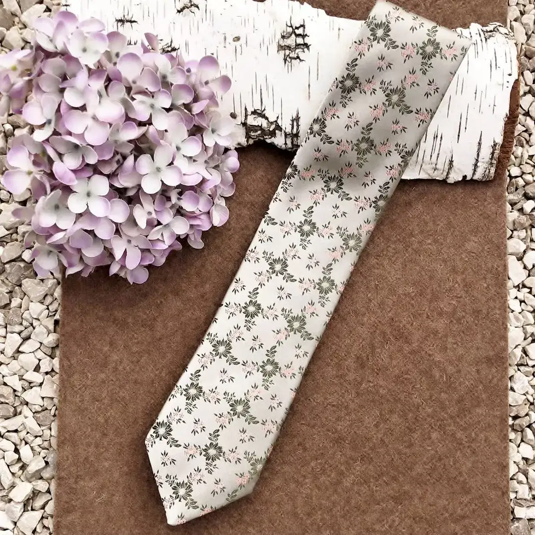 Seidenkrawatte Trachtenkrawatte in taupe No. 17 – Bild 1 – Chiemgauer Heimatwerk Trachten-Onlineshop Seidenkrawatte Trachtenkrawatte in taupe No. 17 - Bild 1 - Chiemgauer Heimatwerk Trachten-Onlineshop