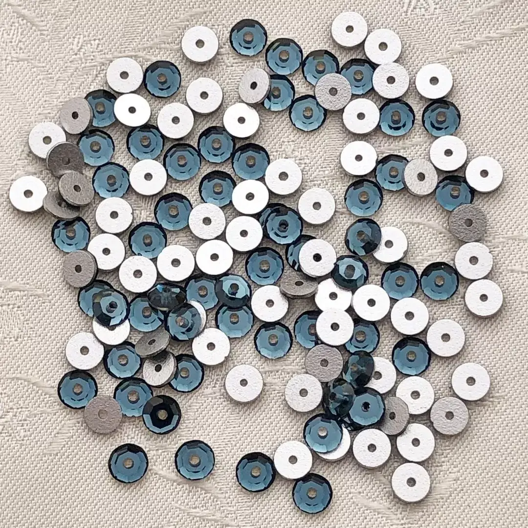 Swarovski Lochstrass rauchblau 5 mm – Bild 1 – Chiemgauer Heimatwerk Trachten-Onlineshop Swarovski Lochstrass rauchblau 5 mm - Bild 1 - Chiemgauer Heimatwerk Trachten-Onlineshop