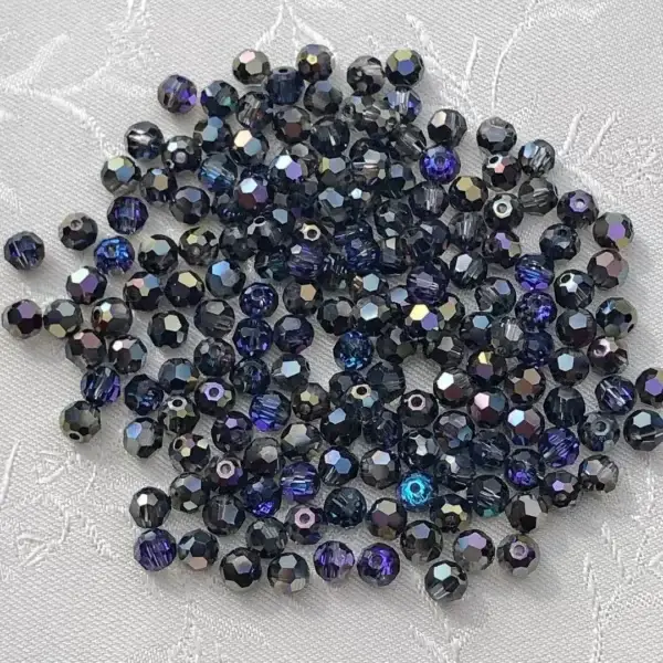 Swarovski Perle geschliffen nachtblau 4 mm – Bild 1 – Chiemgauer Heimatwerk Trachten-Onlineshop Swarovski Perle geschliffen nachtblau 4 mm - Bild 1 - Chiemgauer Heimatwerk Trachten-Onlineshop