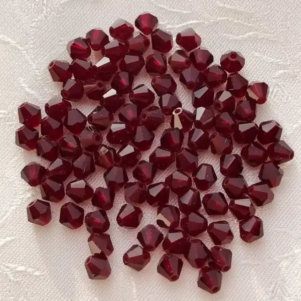 Swarovski Rhombe geschliffen granat 4 mm – Bild 1 – Chiemgauer Heimatwerk Trachten-Onlineshop Swarovski Rhombe geschliffen granat 4 mm - Bild 1 - Chiemgauer Heimatwerk Trachten-Onlineshop