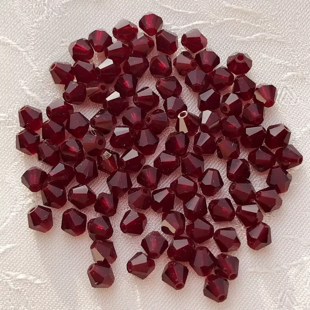 Swarovski Rhombe geschliffen granat 4 mm – Bild 1 – Chiemgauer Heimatwerk Trachten-Onlineshop Swarovski Rhombe geschliffen granat 4 mm - Bild 1 - Chiemgauer Heimatwerk Trachten-Onlineshop