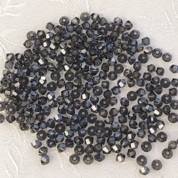Swarovski Rhombe geschliffen grau 3 mm – Bild 1 – Chiemgauer Heimatwerk Trachten-Onlineshop Swarovski Rhombe geschliffen grau 3 mm - Bild 1 - Chiemgauer Heimatwerk Trachten-Onlineshop
